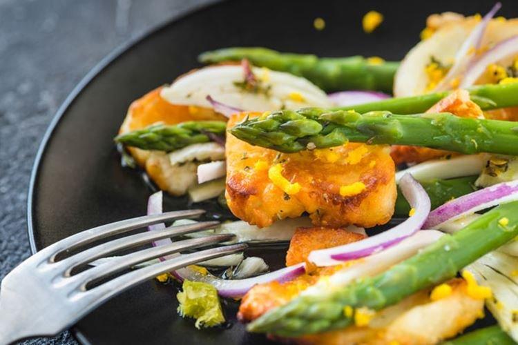 Ensalada de queso halloumi y espárragos