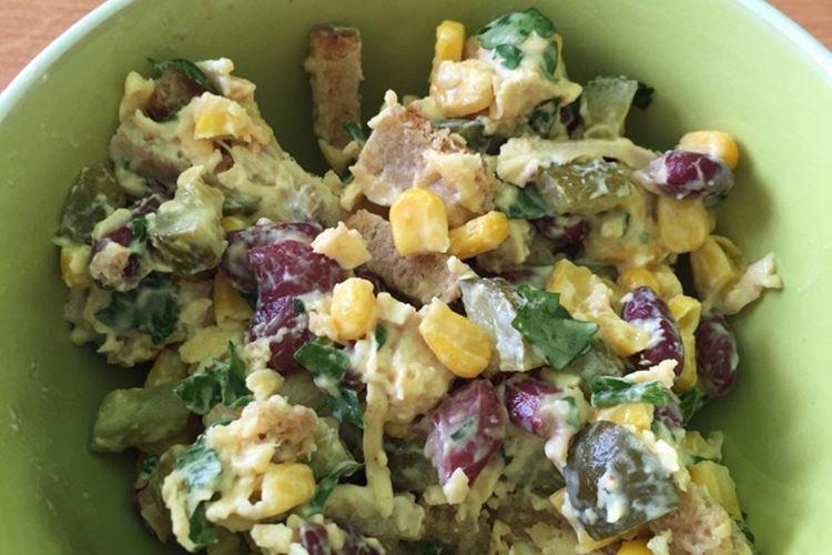 Ensalada de pollo, pepinillos encurtidos y queso