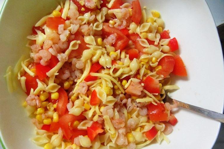 Ensalada sustanciosa de queso y pasta