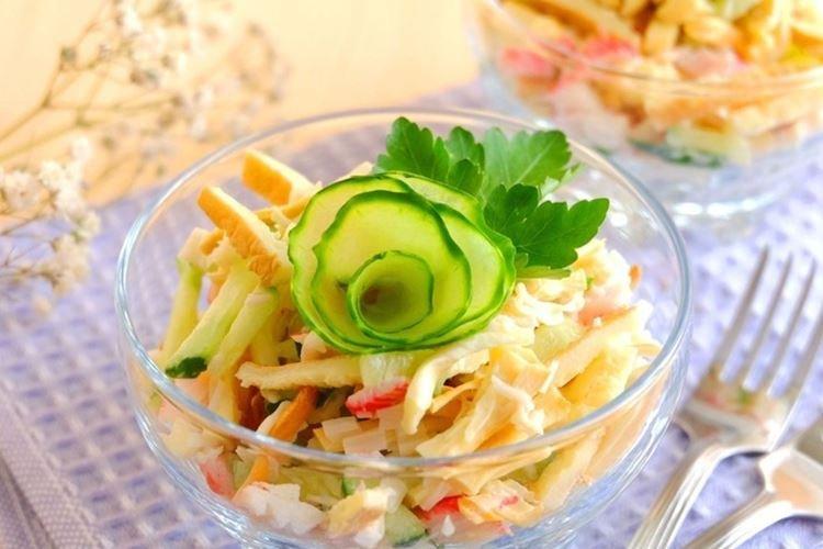 Ensalada de palitos de cangrejo y queso
