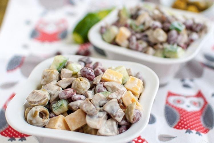 Ensalada de frijoles y queso