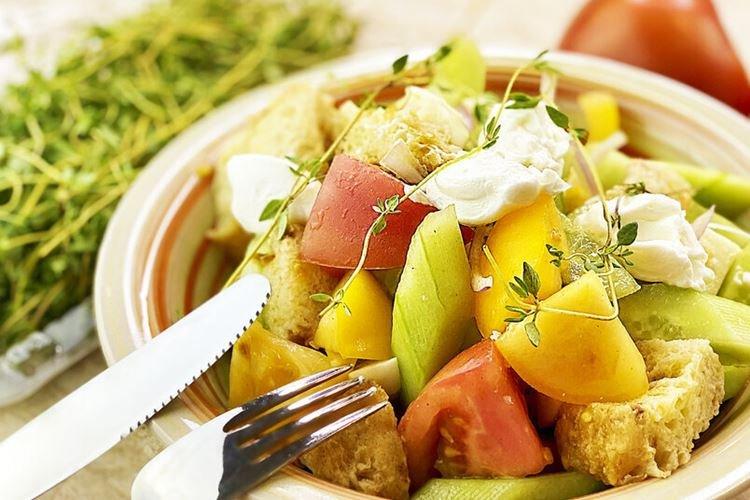 Ensalada de queso y picatostes
