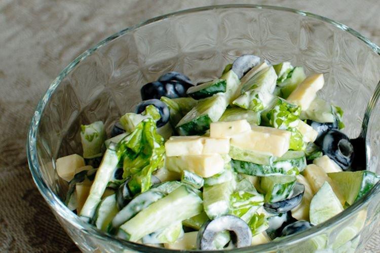Ensalada de queso y aceitunas negras