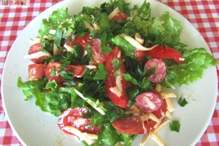 Ensalada de salchichas de caza y queso