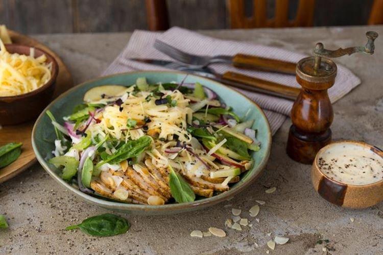 Ensalada de pollo, queso y manzanas