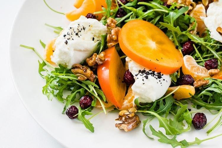 Ensalada de queso y caqui