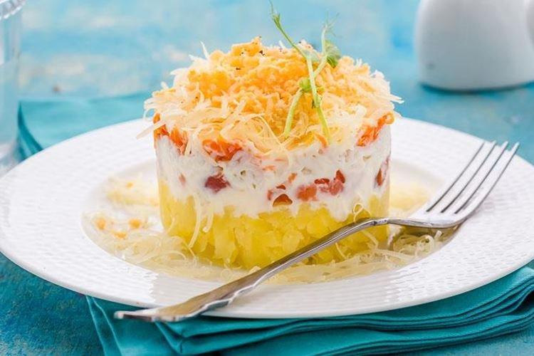 Ensalada de salmón rosado y queso