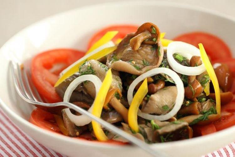 Ensalada con champiñones encurtidos y verduras