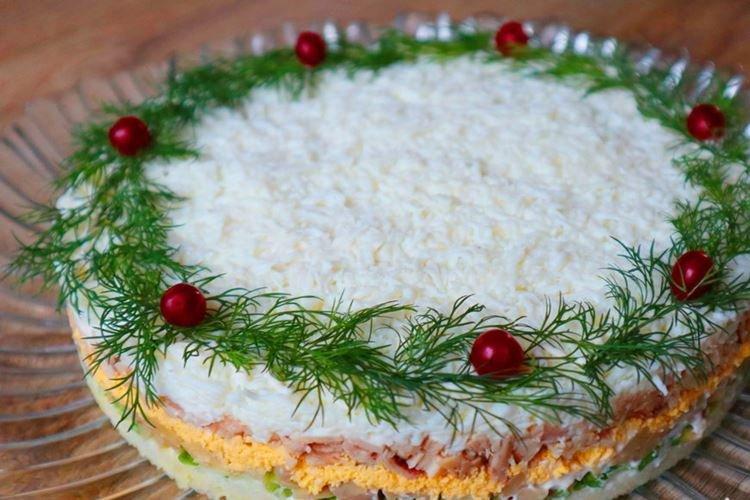 Ensalada en capas con pollo y champiñones encurtidos