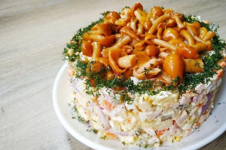 Ensalada con champiñones encurtidos y queso fundido