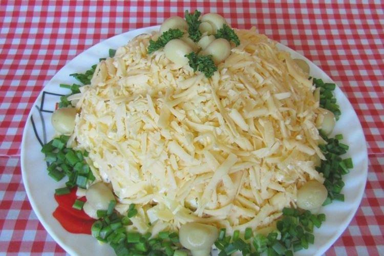 Ensalada con champiñones encurtidos y pimiento
