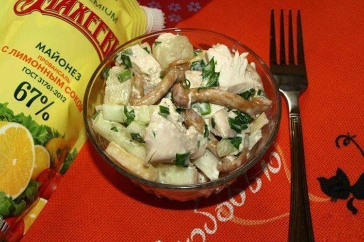Ensalada con champiñones encurtidos y pepinos frescos