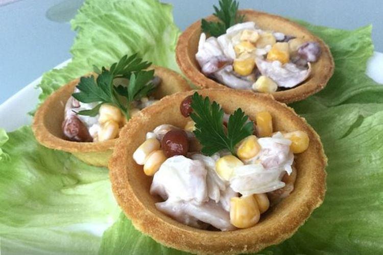 Ensalada con maíz y champiñones encurtidos