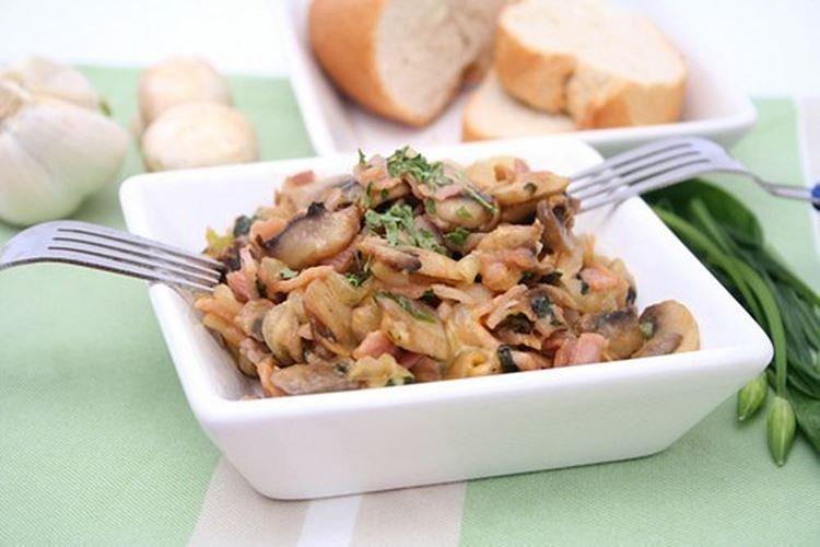 Ensalada con jamón, champiñones encurtidos y pimiento picante