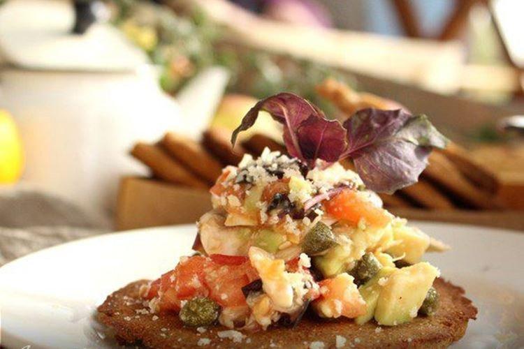 Ensalada con champiñones encurtidos y alcaparras