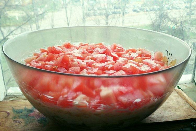 Ensalada con pollo, champiñones encurtidos y tomates