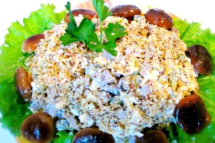 Ensalada con champiñones encurtidos y nueces