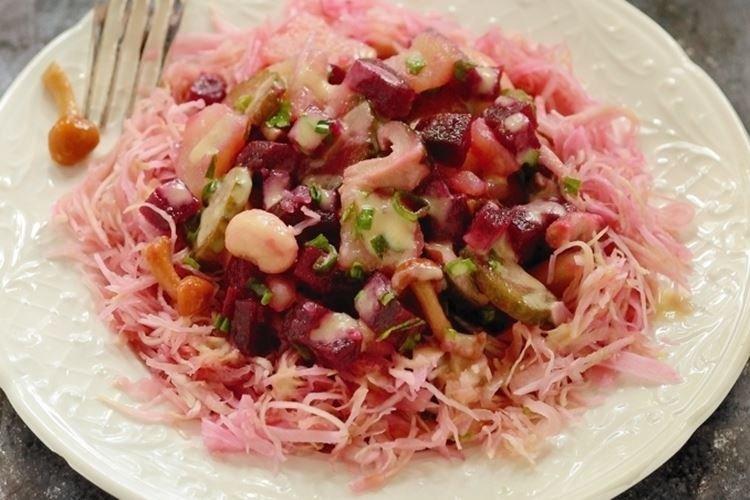 Ensalada con col y champiñones encurtidos