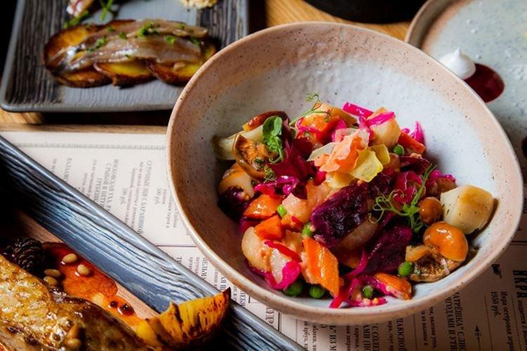 Ensalada con champiñones encurtidos y verduras asadas