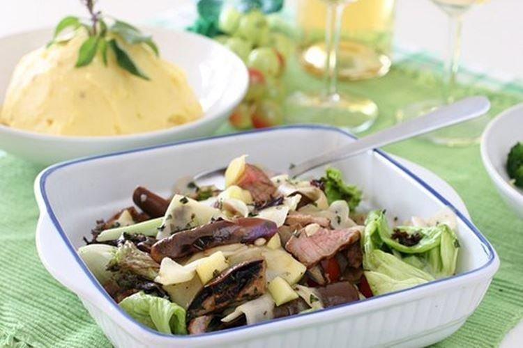 Ensalada con cerdo, champiñones encurtidos y ciruelas pasas