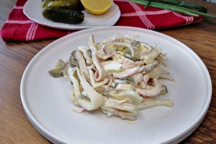 Ensalada con calamares y champiñones encurtidos