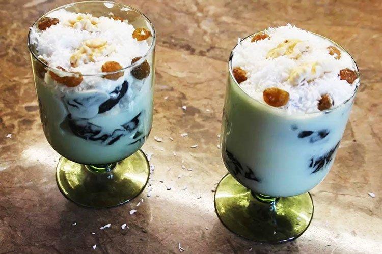 Crema agria con mermelada