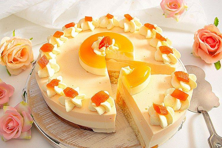 Crema de crema agria y clara de huevo para pastel
