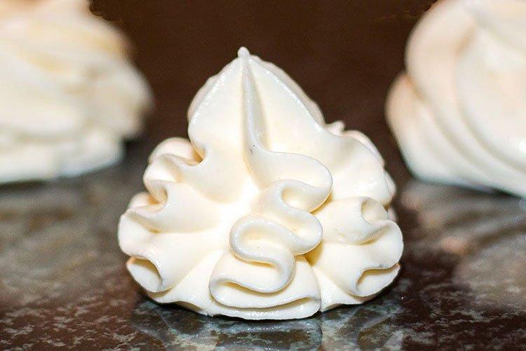 Crema agria con chocolate blanco