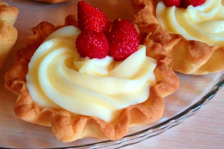 Crema de fresa con crema agria para pastel
