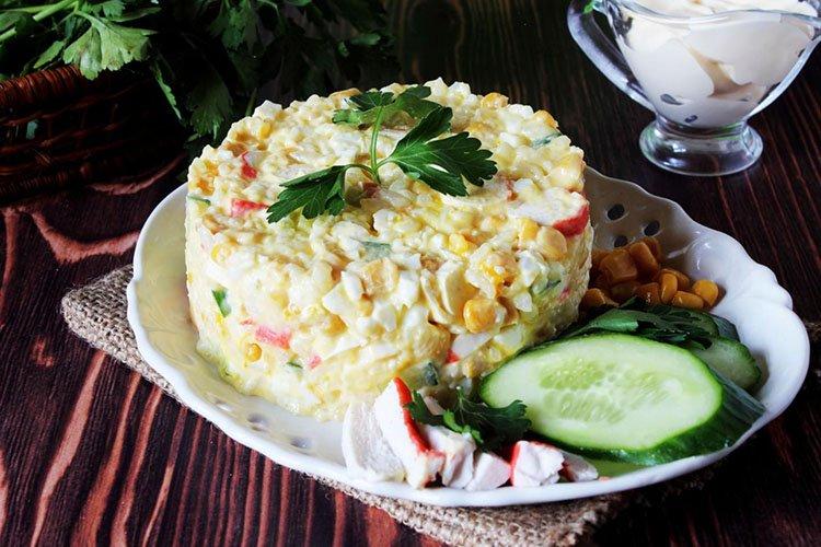 Салат с рисом и куриным филе