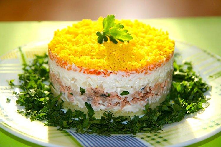 Рисовый салат с печенью трески