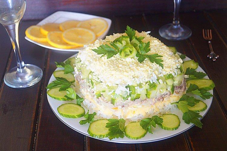 Салат с рисом и шпротами