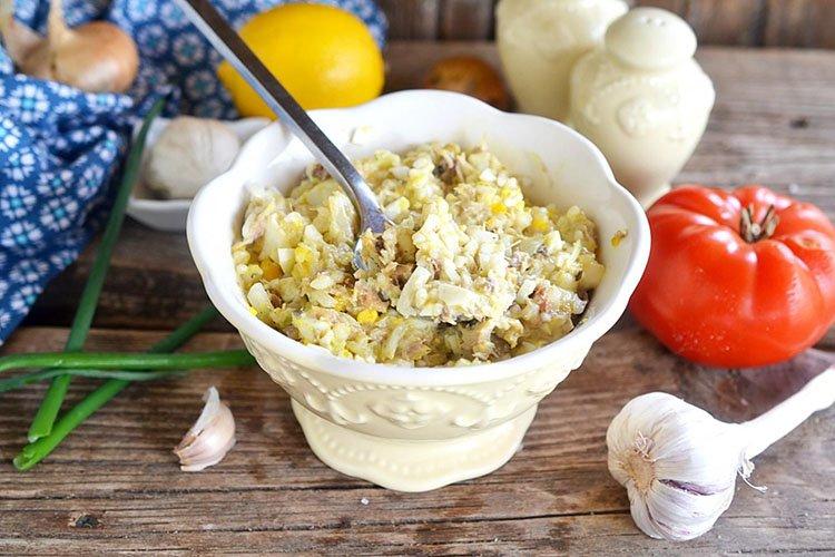 Салат из риса и мяса криля
