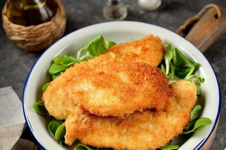 Hähnchenfilet-Schnitzel unter einem Gemüse-