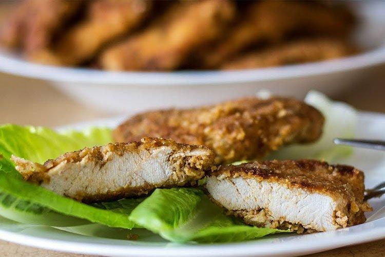 Hähnchenfilet-Schnitzel unter einem Kartoffel-