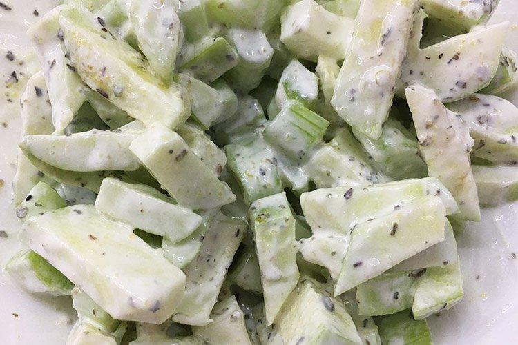 Dessertsalat aus Sellerie mit Kiwi