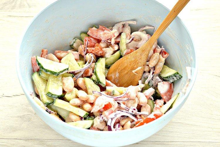 Salat mit Hähnchenfilet und Sellerie