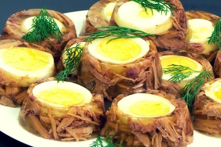 Rindfleisch-Sülze mit Ei