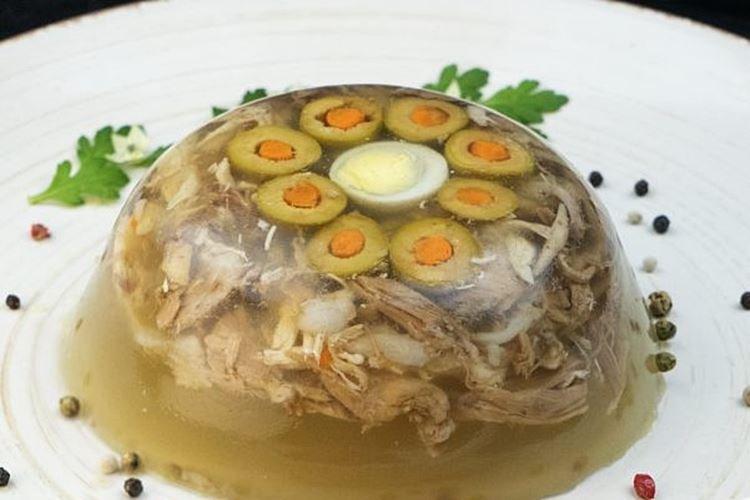 Rindfleisch-Sülze mit Oliven