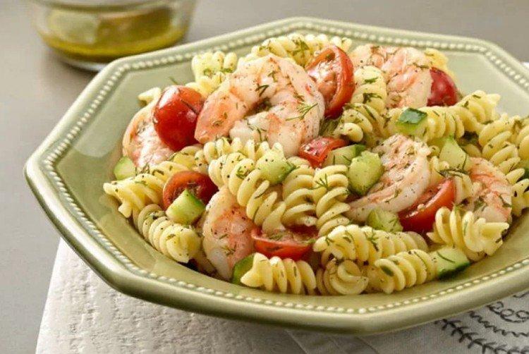 Salat mit Pasta und Garnelen