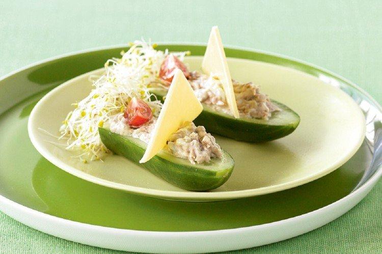 Salat mit Garnelen in „Booten“ aus Gurken