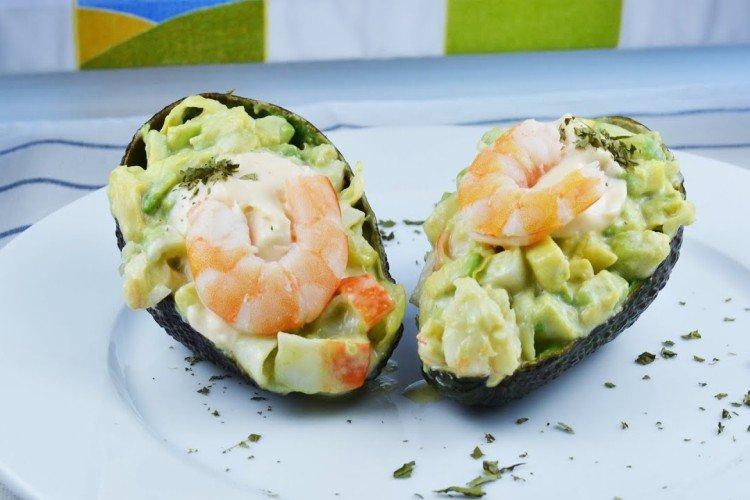 Salat aus gebratenen Garnelen mit Pilzen