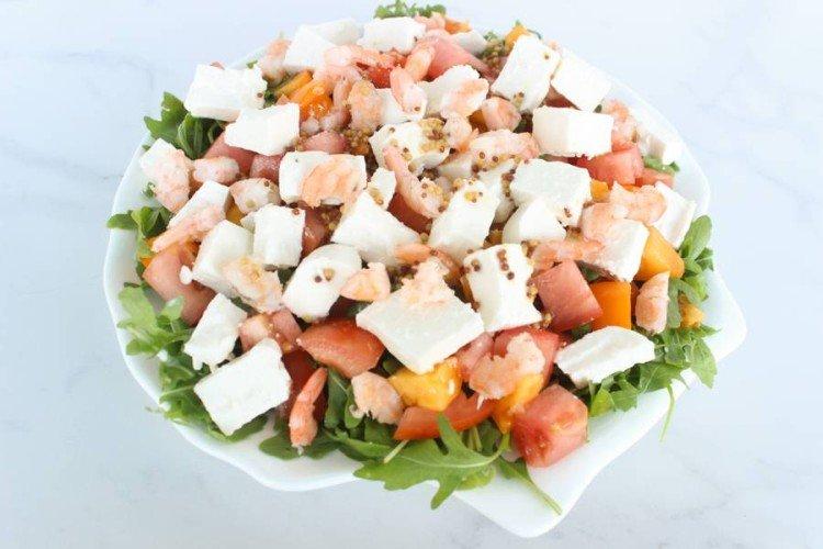 Salat mit Garnelen und Feta-Käse