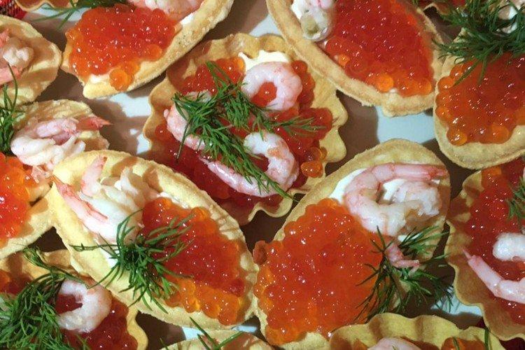 Salat mit Garnelen und rotem Kaviar
