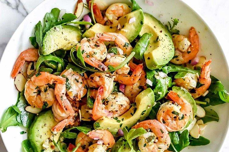 Salat mit Garnelen und Avocado