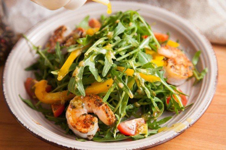 Salat mit Garnelen und Rucola