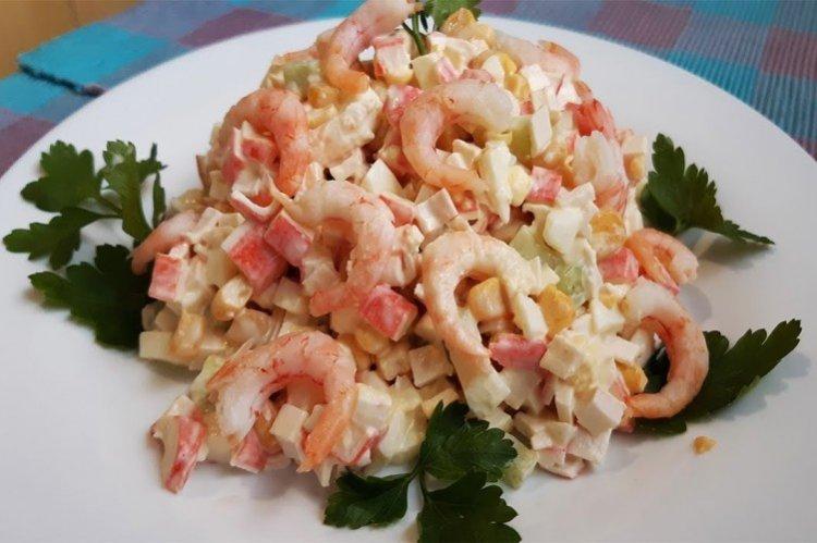 Salat mit Garnelen und Krabbenstäbchen