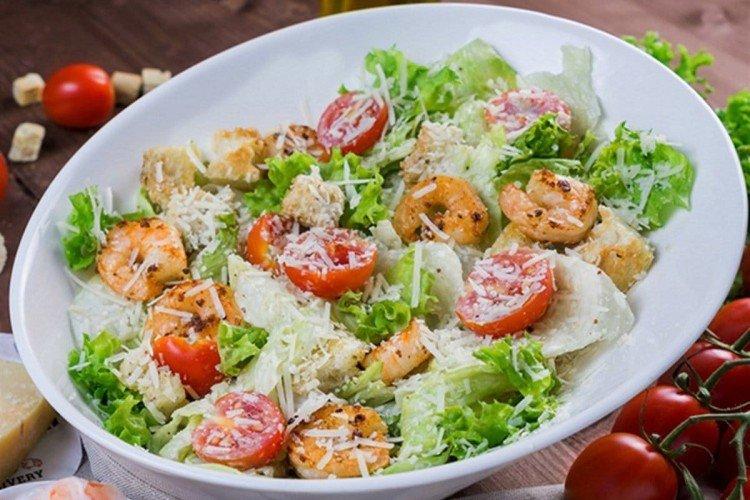 Salat «Цезарь» с креветками