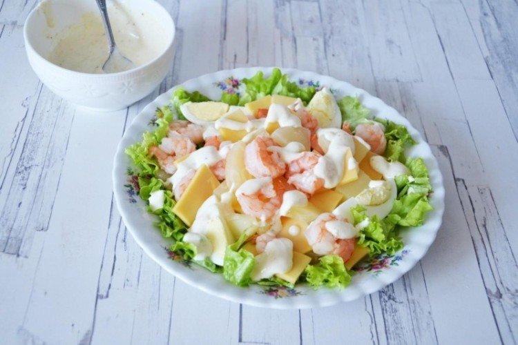 Salat mit gebratenen Garnelen und Ananas