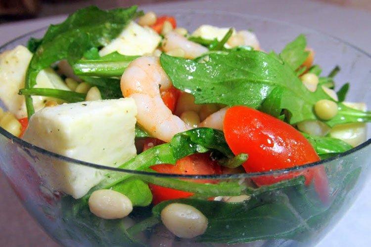 Vitaminsalat mit Garnelen und Pinienkernen